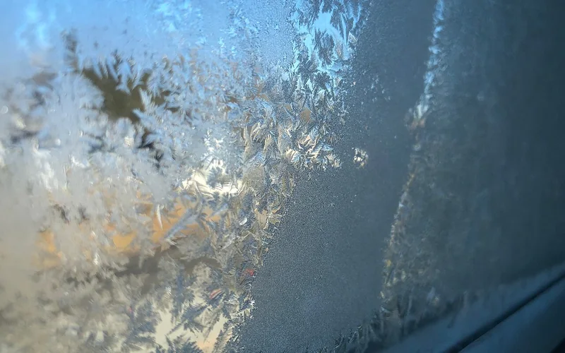 Givre et condensation sur une fenêtre en hiver