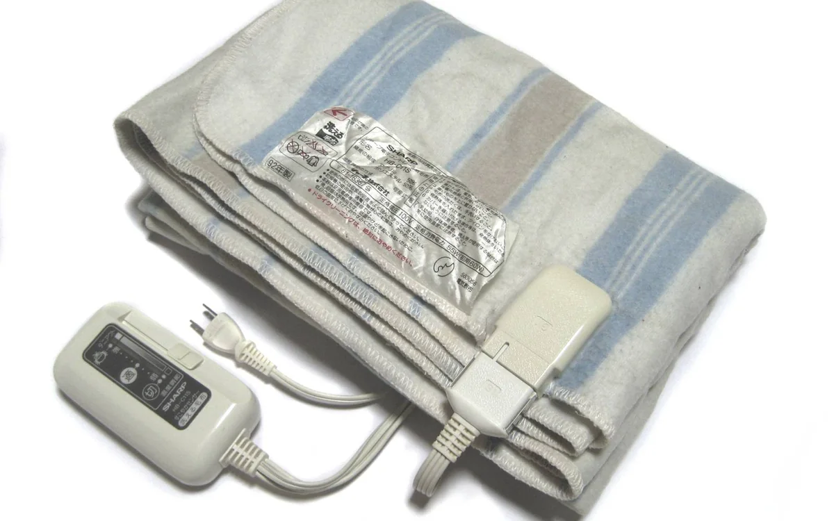 Couverture chauffante électrique pliée avec son câble d’alimentation