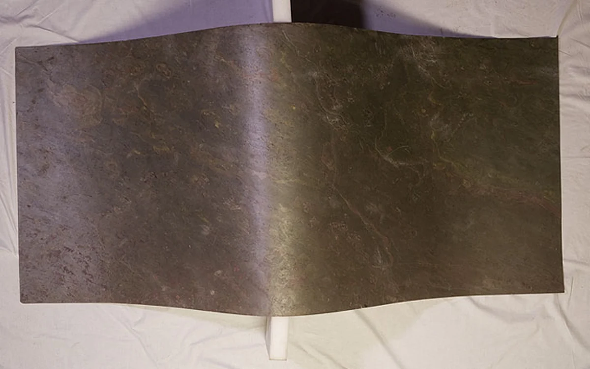 Feuille de pierre flexible courbée pour montrer sa faible épaisseur