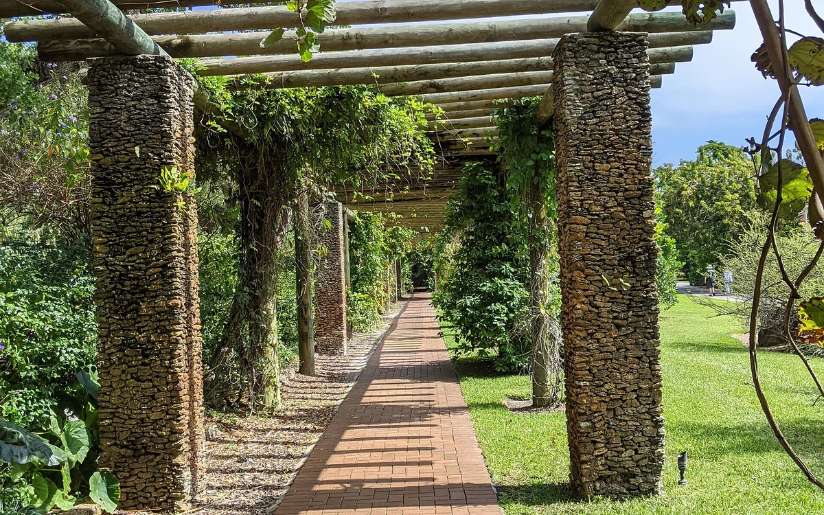Pergola ouverte avec poteaux fixes et traverses non étanches
